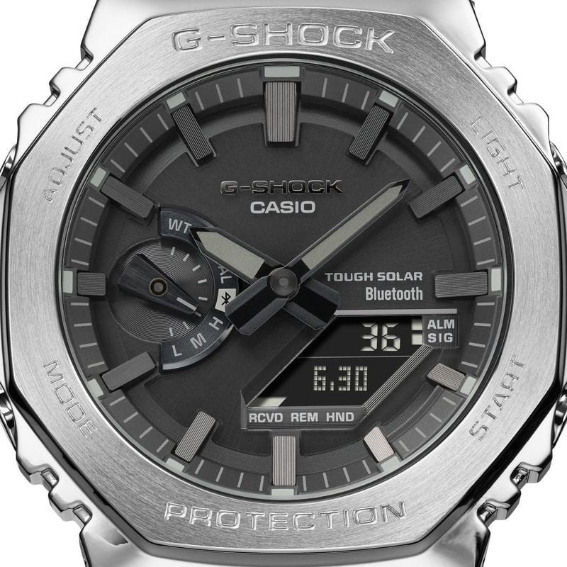 Détail macro du cadran Casio G-Shock avec inscriptions Tough Solar et Bluetooth, index et aiguilles 