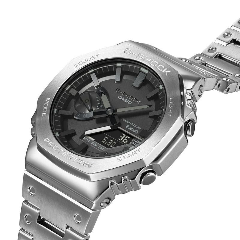 Détail latéral du boîtier métallique Casio G-Shock avec boutons, lunette octogonale argentée et brac