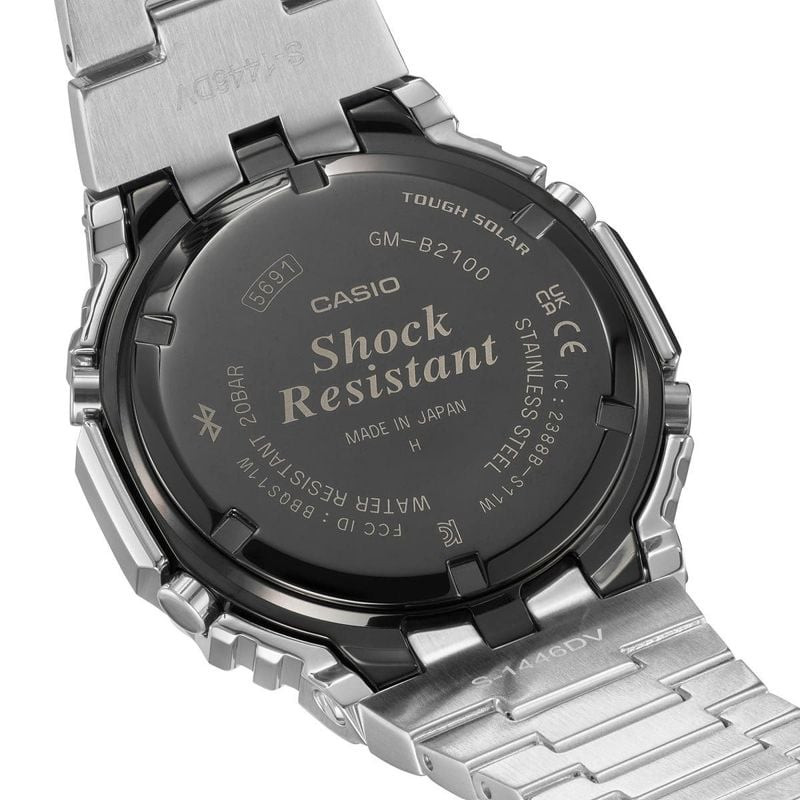 Gros plan sur le fond de boîtier gravé Casio G-Shock avec les inscriptions Résistant aux chocs, Toug