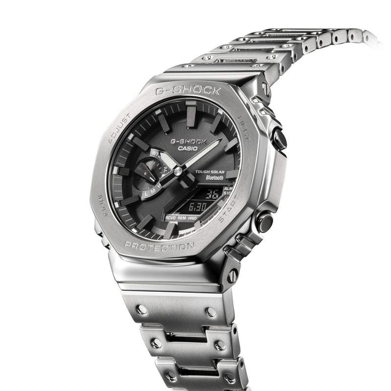 Vue inclinée de la montre Casio G-Shock Full Metal avec bracelet en acier inoxydable et profil de bo