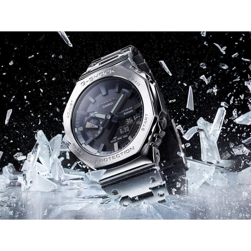 Montre Casio G-Shock Full Metal entourée d'éclats de glace brisée, résistante aux chocs et au froid
