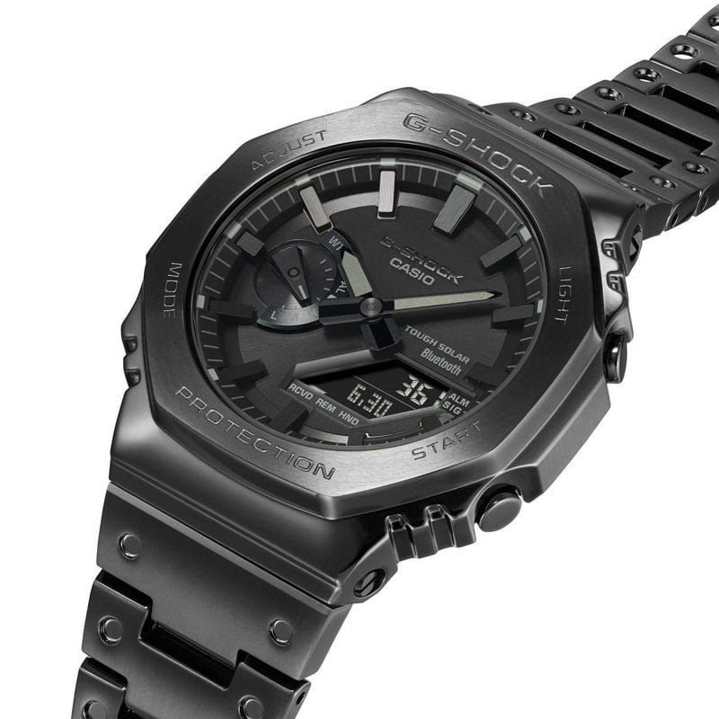 Gros plan sur le cadran et le bracelet en acier noir de la Montre Connectée G-SHOCK Collection 2100