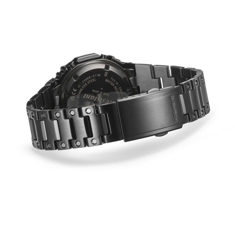 Montre Connectée G-SHOCK Collection 2100 bracelet acier noir, photo d'ambiance en lumière tamisée