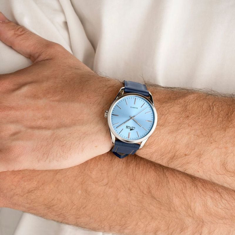 Montre Analogique LOTUS Collection Minimalist bracelet Cuir Bleu portée au poignet, style élégant au