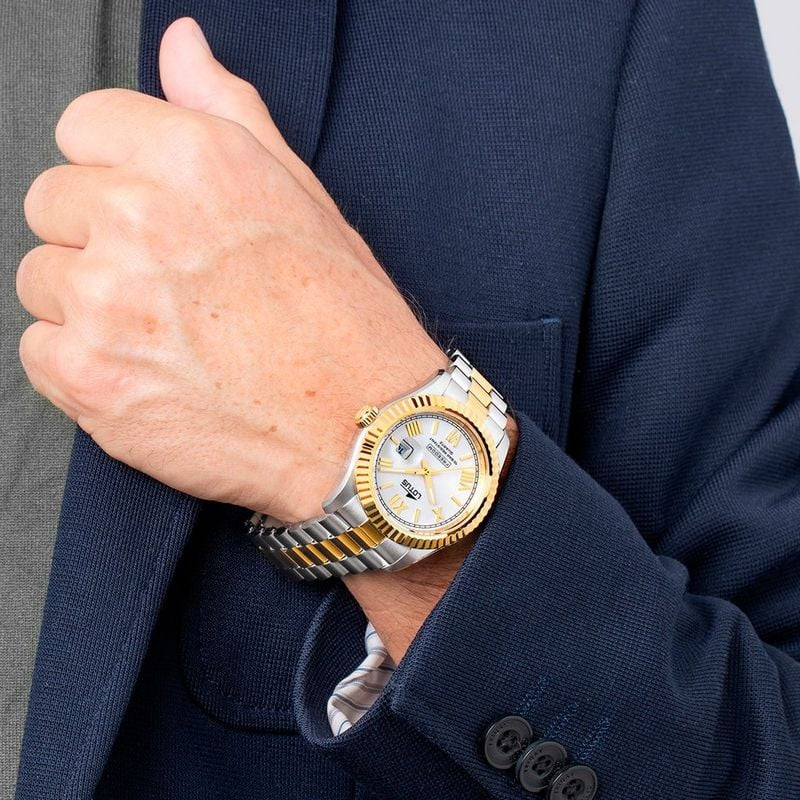 Montre Analogique LOTUS collection Freedom bracelet acier bicolore portée par un homme élégant en ex
