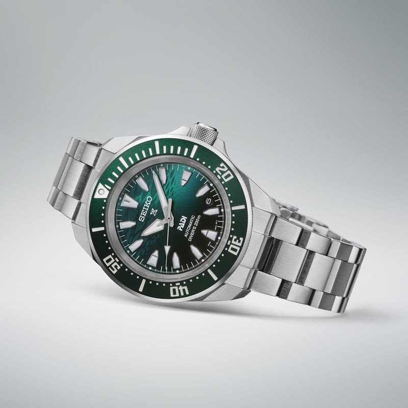 Packshot incliné de la montre Seiko Prospex Samurai PADI Édition Spéciale sur fond gris, boîtier fac