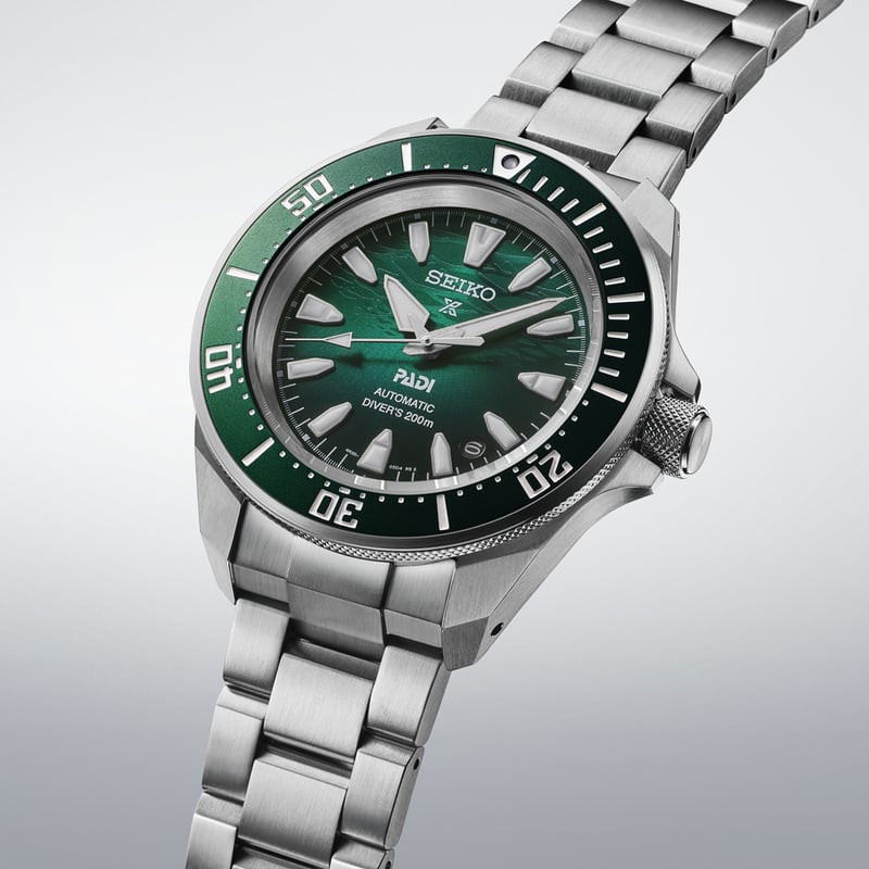 Vue rapprochée inclinée de la montre Seiko Prospex Samurai PADI, cadran vert texturé et lunette en a