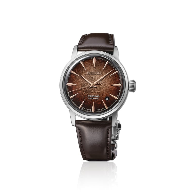 Vue inclinée de la montre automatique Seiko Presage Whiskey Mist avec boîtier en acier inoxydable et