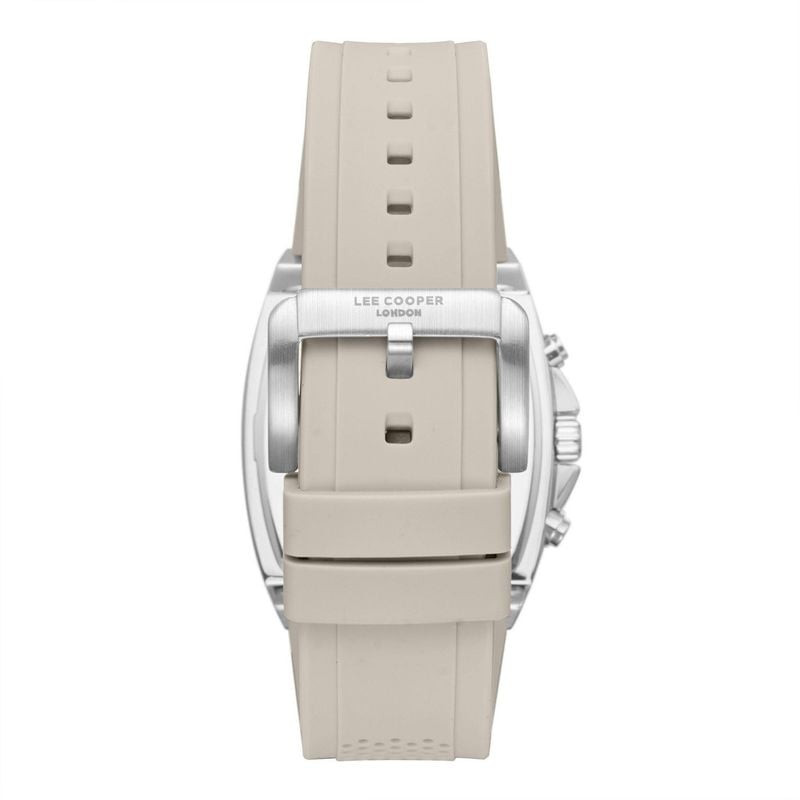 Gros plan sur le bracelet en silicone Lee Cooper Lester et le détail de la boucle en argent gravée