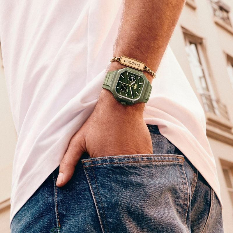 Montre Analogique et Digitale LACOSTE Collection LC33 Bracelet Silicone Vert portée au poignet dans 