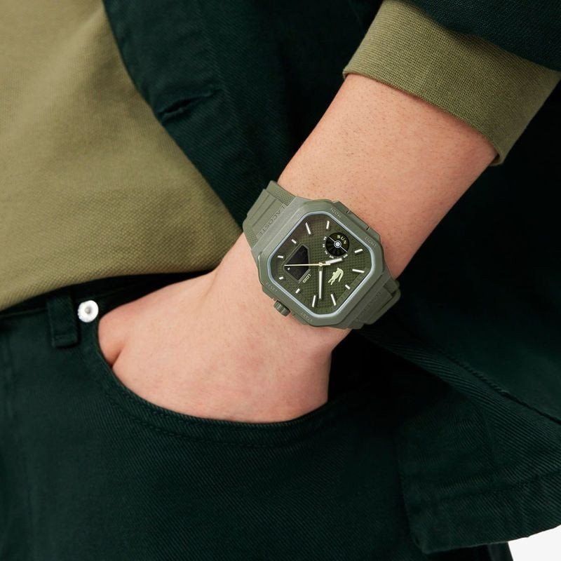 Montre Analogique et Digitale LACOSTE Collection LC33 Bracelet Silicone Vert portée au poignet