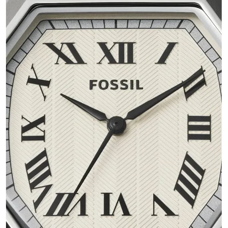 Détail macro du cadran crème Fossil Harlow : texture, chiffres romains et aiguilles noires