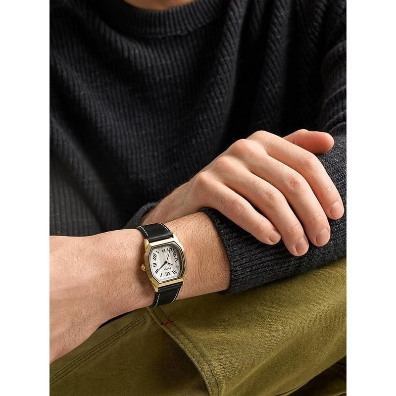 Montre Analogique FOSSIL Collection Harlow bracelet cuir marron portée au poignet, style vintage élé