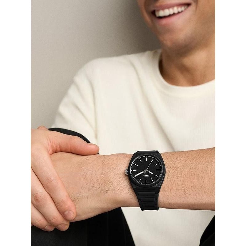 Montre Analogique FOSSIL Collection Everett bracelet silicone noir au poignet, style décontracté