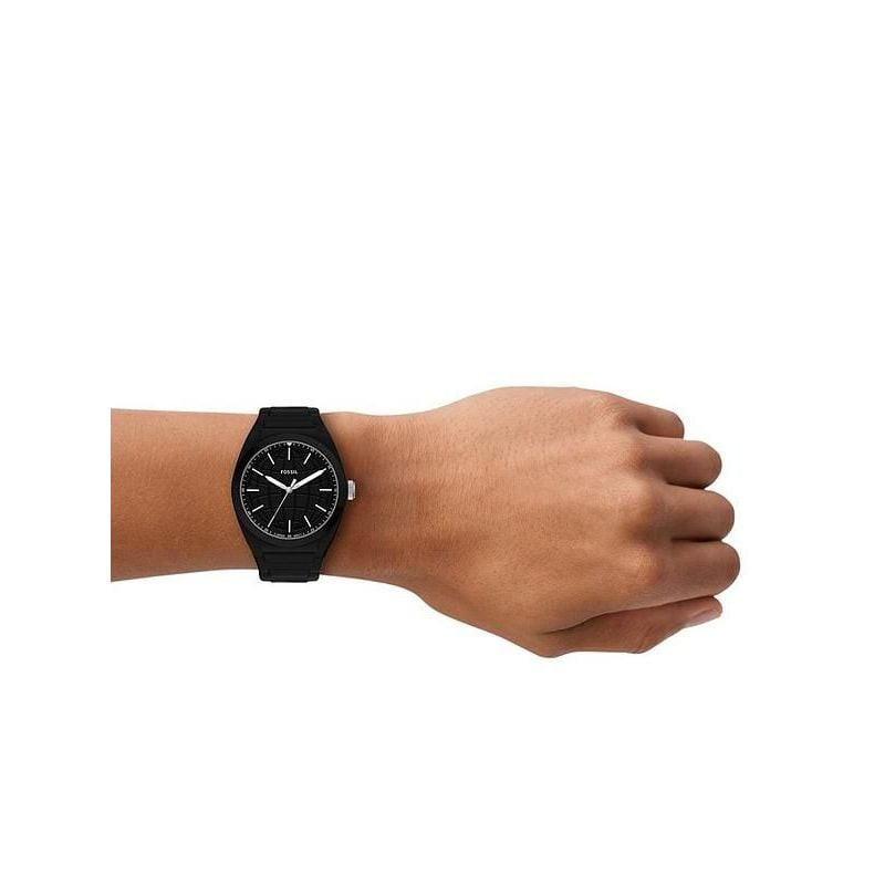 Montre Analogique FOSSIL Collection Everett bracelet silicone noir portée par un homme lors d'une so