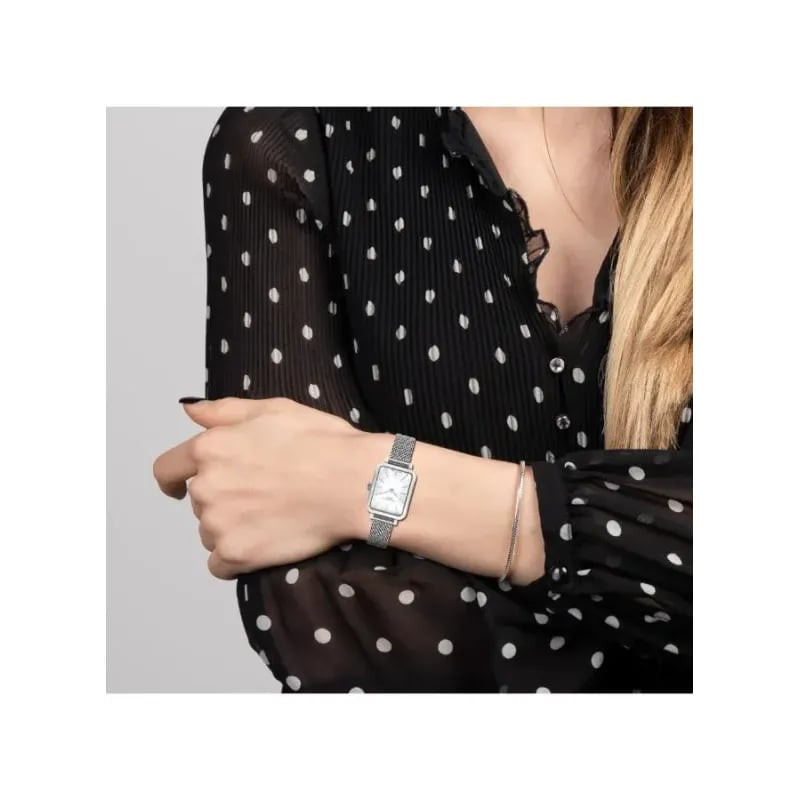 Femme portant la montre Lee Cooper Philippa en maille argentée à son poignet avec un chemisier noir 