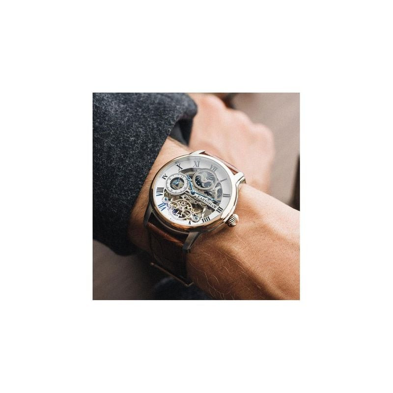 Photo de la montre automatique Thomas Earnshaw Longitude ES-8006-08 portée au poignet d'un homme ave