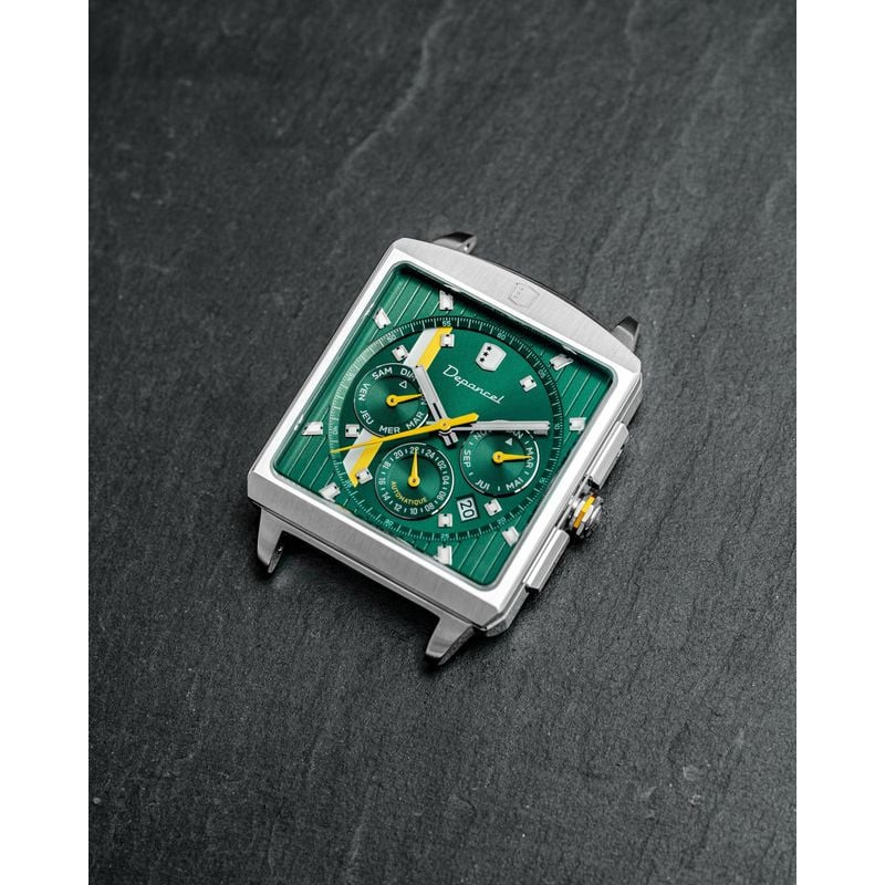Tête de montre Depancel Série-R 01 British Green posée sur ardoise sombre, boîtier acier et cadran v