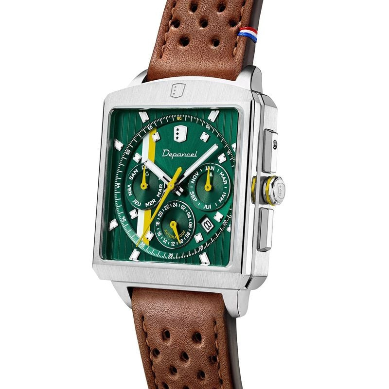 Vue de trois-quarts de la montre Depancel Série-R 01 British Green avec boîtier acier, couronne et p