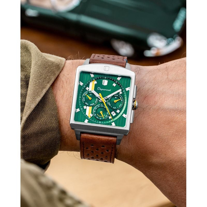 Montre Depancel Série-R 01 British Green portée au poignet avec bracelet marron sur fond de voiture 