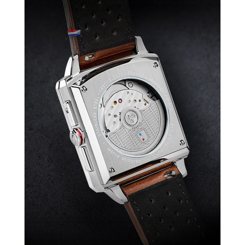 Dos de la montre Depancel Série R01 Blue sur fond sombre, montrant le fond de boîtier en acier gravé