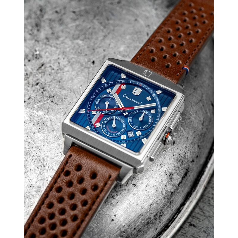 Montre automatique Depancel Série R01 Blue posée sur une surface en métal brossé, cadran bleu et bra