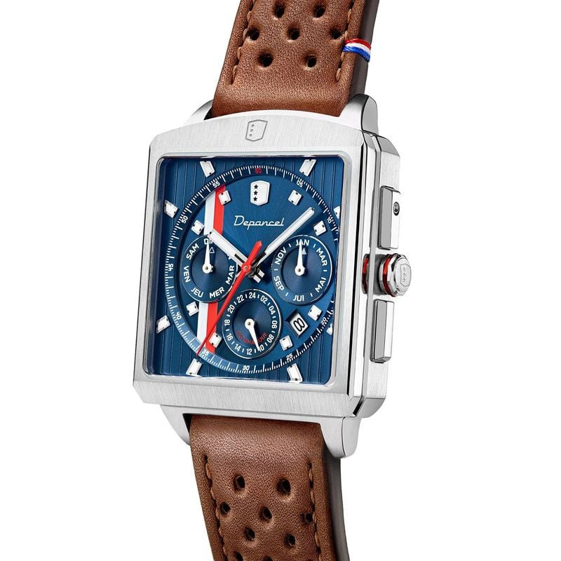 Vue de trois-quarts de la montre automatique Depancel Série R01 Blue avec compteurs jour, mois, 24 h