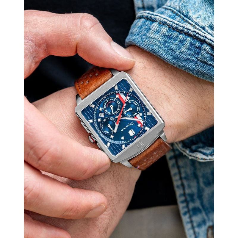 Montre automatique Depancel Série R01 Blue portée au poignet avec une veste en jean, cadran bleu et 