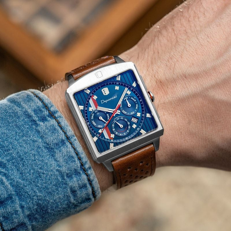 Montre automatique Depancel Série R01 Blue au poignet d'un homme, cadran bleu et bracelet en cuir ra