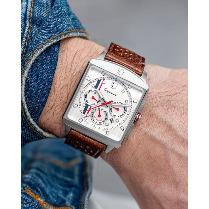 Photo lifestyle de la montre automatique Depancel Série-R 01 Ivory portée au poignet avec une veste 