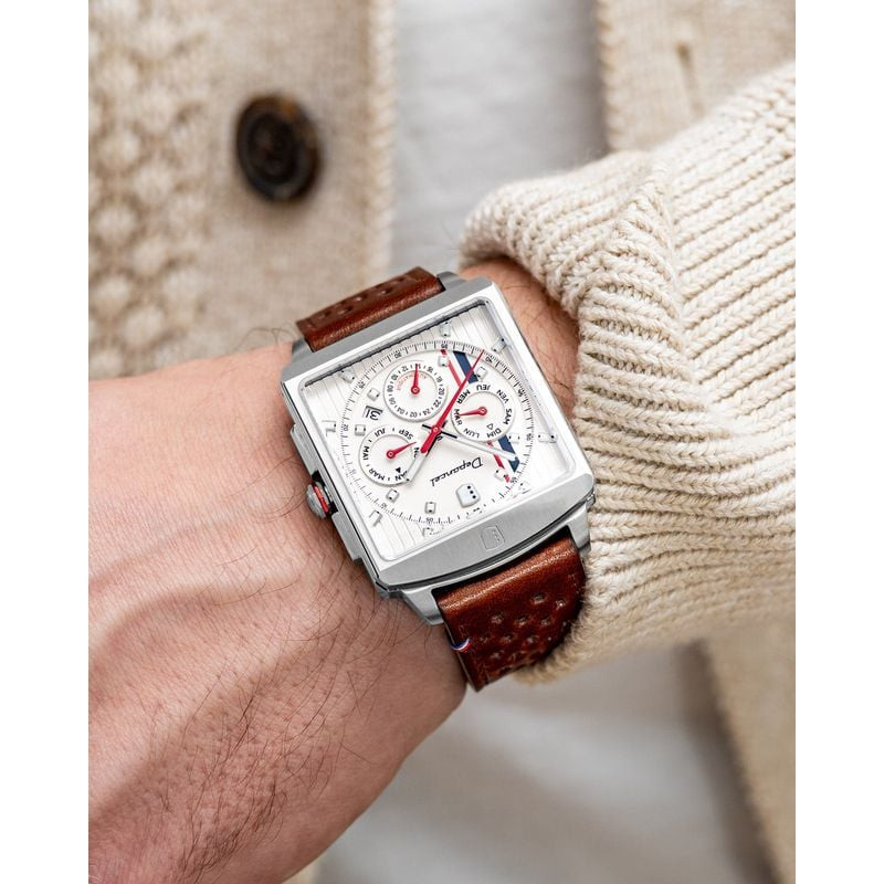 Photo lifestyle de la montre automatique Depancel Série-R 01 Ivory au poignet, associée à un pull en