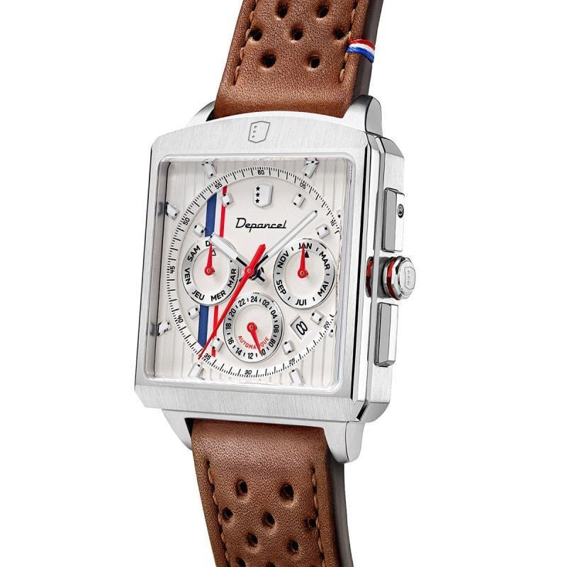 Packshot incliné de la montre Depancel Série-R 01 Ivory avec cadran ivoire et guichets jour, mois et