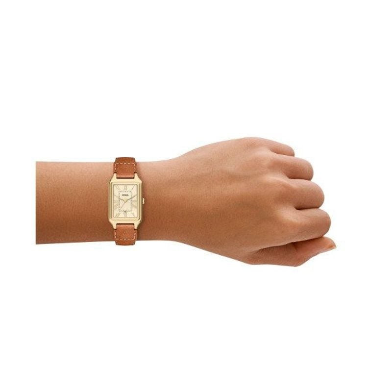Montre Analogique FOSSIL Collection Raquel bracelet cuir marron portée au poignet, style chic et int