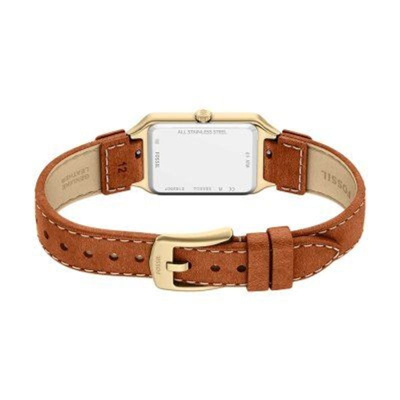 Montre Analogique FOSSIL Collection Raquel bracelet cuir marron sur une table en bois, ambiance élég