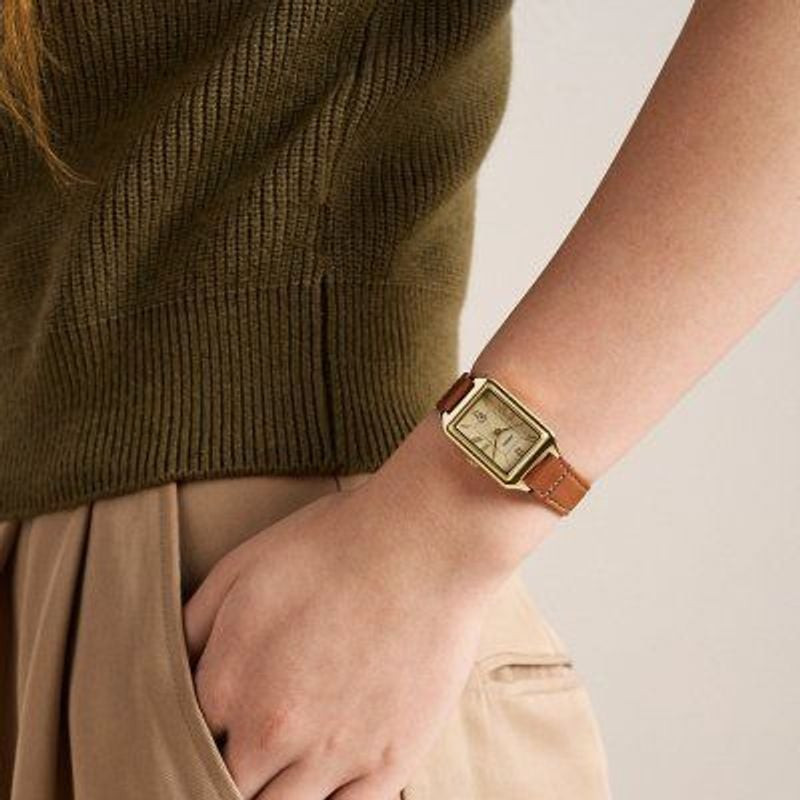 Montre Analogique FOSSIL Collection Raquel bracelet cuir marron au poignet d'une femme dans un cadre