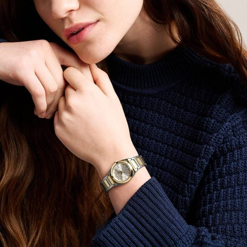 Montre Analogique FOSSIL Collection Everett bracelet Acier Bicolore portée par une femme élégante da