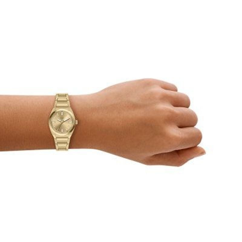 Montre Analogique FOSSIL Collection Everett bracelet acier doré portée au poignet, élégance dorée au