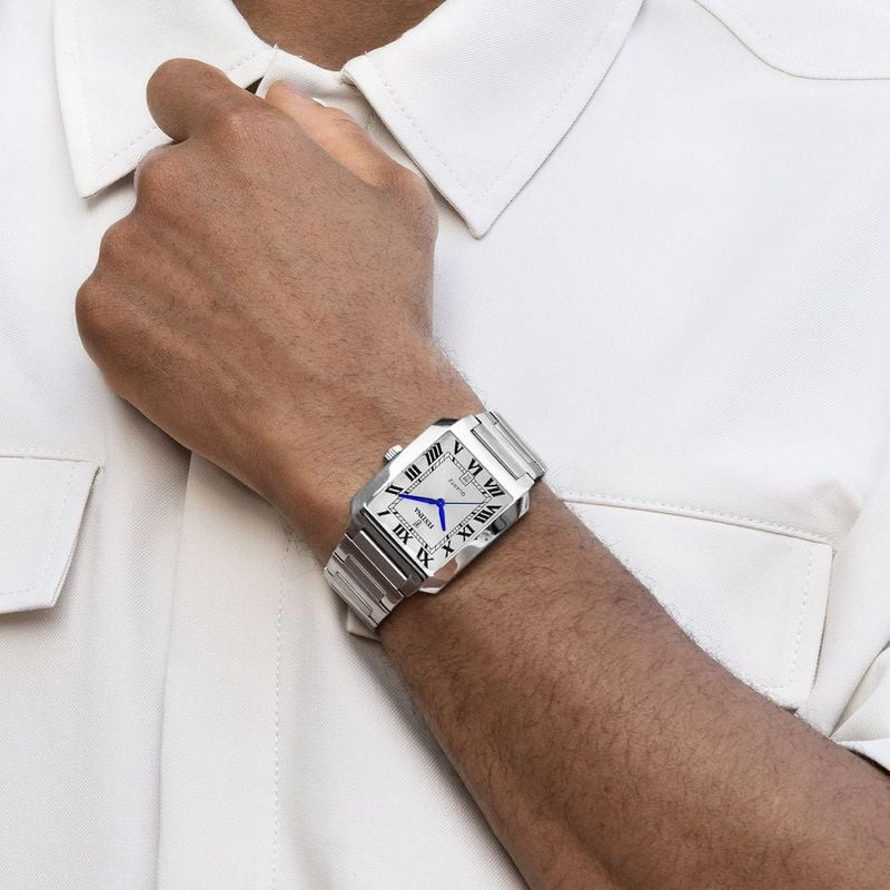 Montre Analogique FESTINA Collection On The Square Bracelet Acier Argenté portée au poignet dans un 