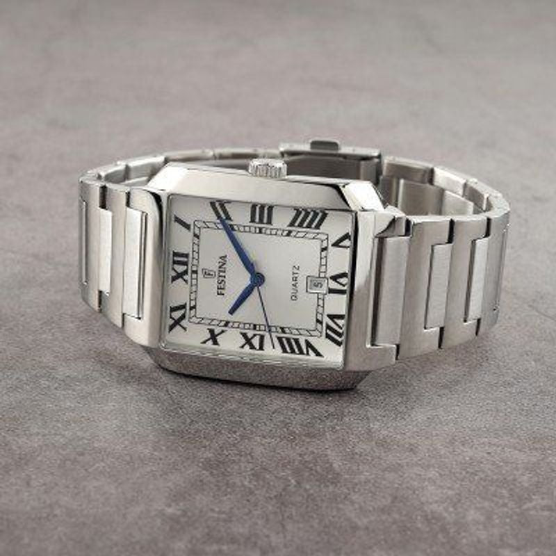 Montre Analogique FESTINA Collection On The Square Bracelet Acier Argenté sur fond neutre, style élé