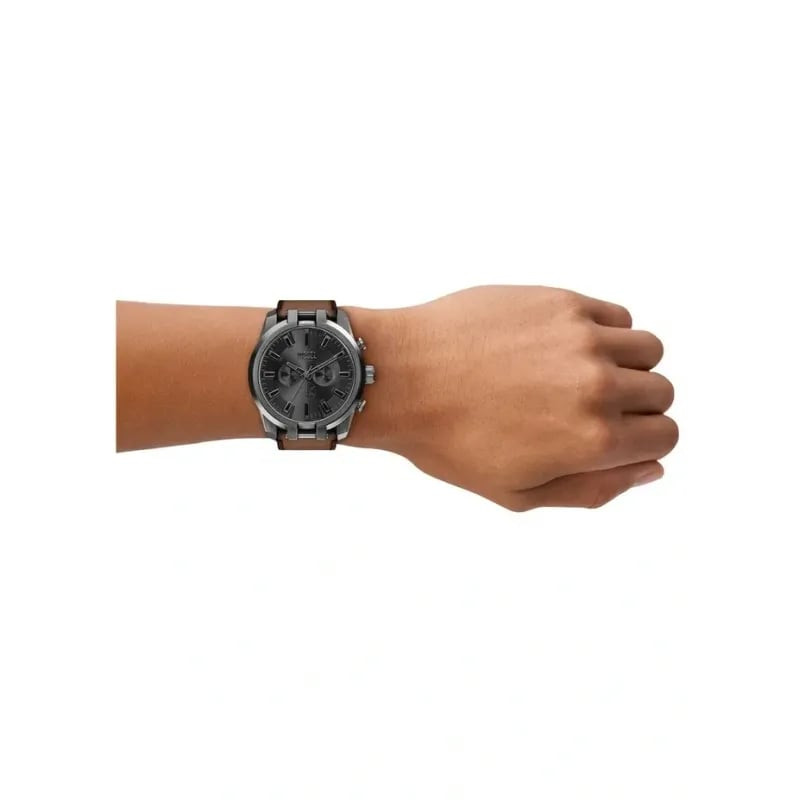 Montre Diesel Split DZ4729 à bracelet en cuir marron portée au poignet d'un homme, boîtier 51 mm vis