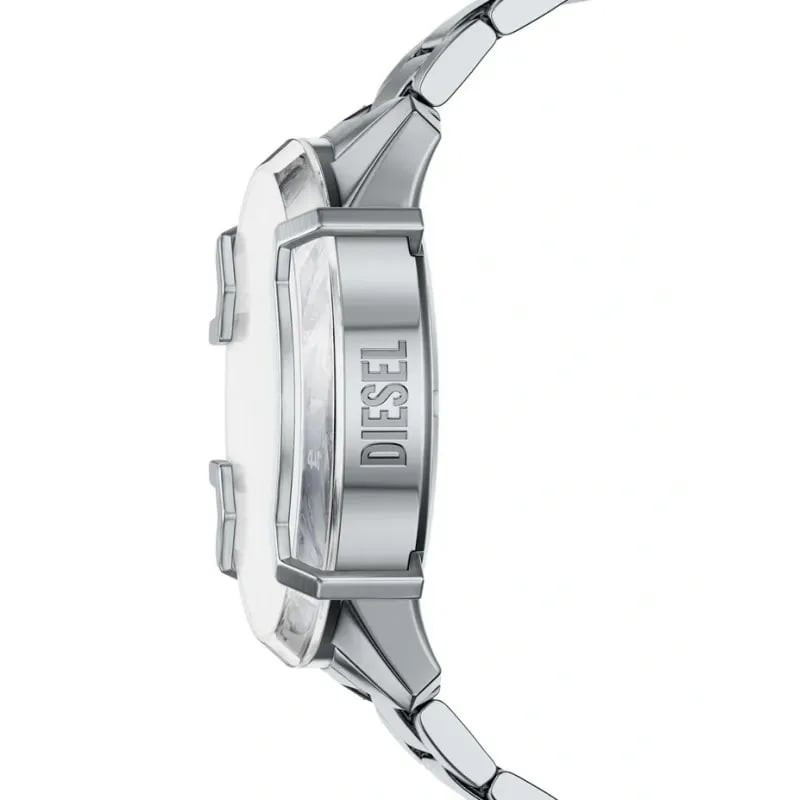 Profil latéral de la montre Diesel Griffed DZ4728 en acier montrant des logos gravés, poussoirs chro