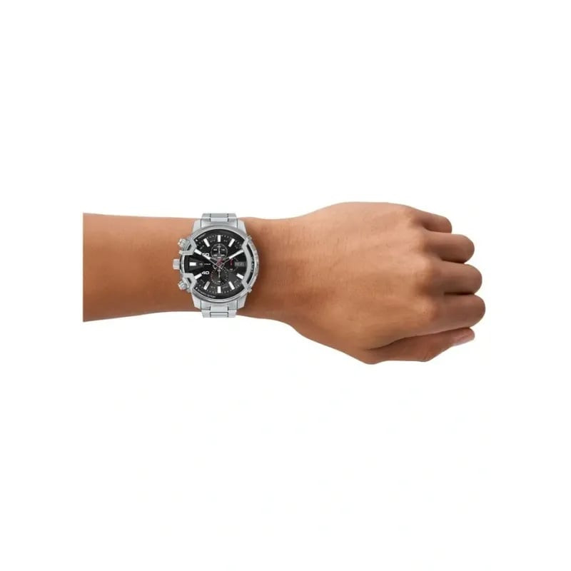 Montre Analogique DIESEL collection Griffed bracelet acier argenté au poignet, look urbain et rebell