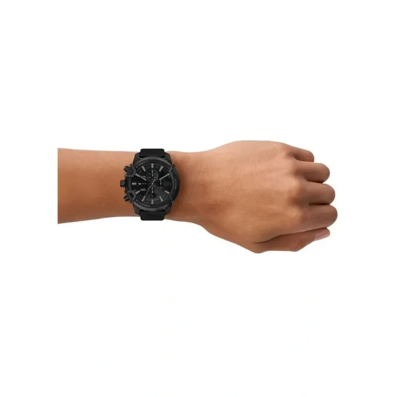 Montre Diesel Griffed DZ4649 noire portée au poignet d'un homme, boîtier 48 mm, style quotidien