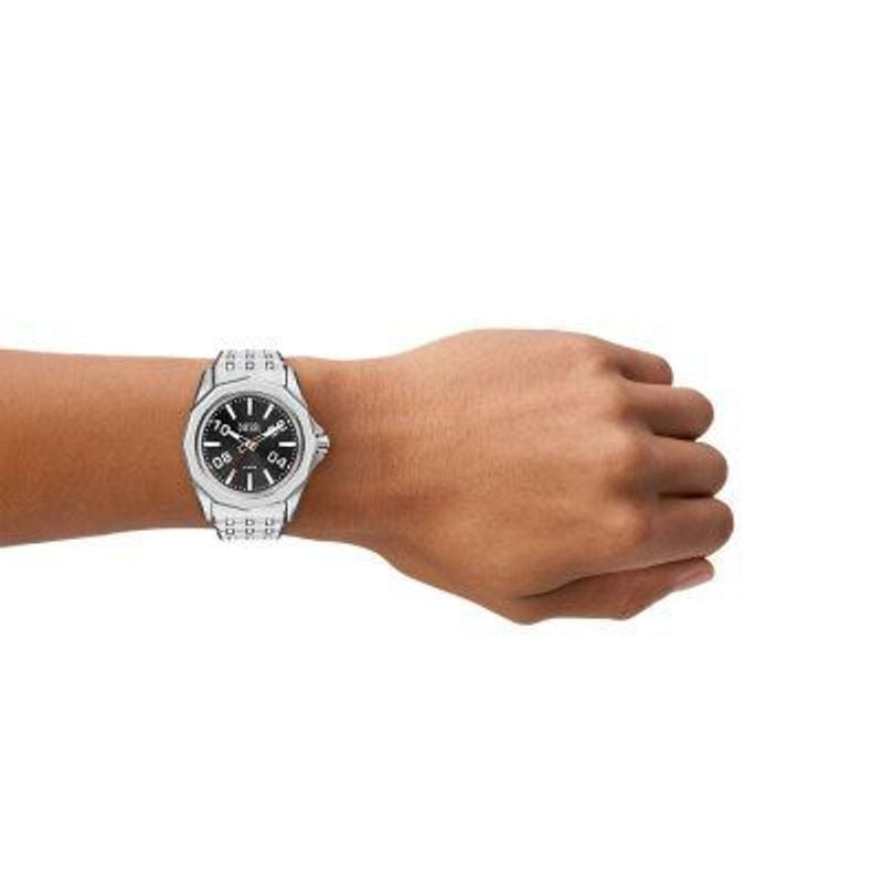 Montre Diesel Stinger DZ2245 en acier portée au poignet d'un homme, cadran et boîtier noirs
