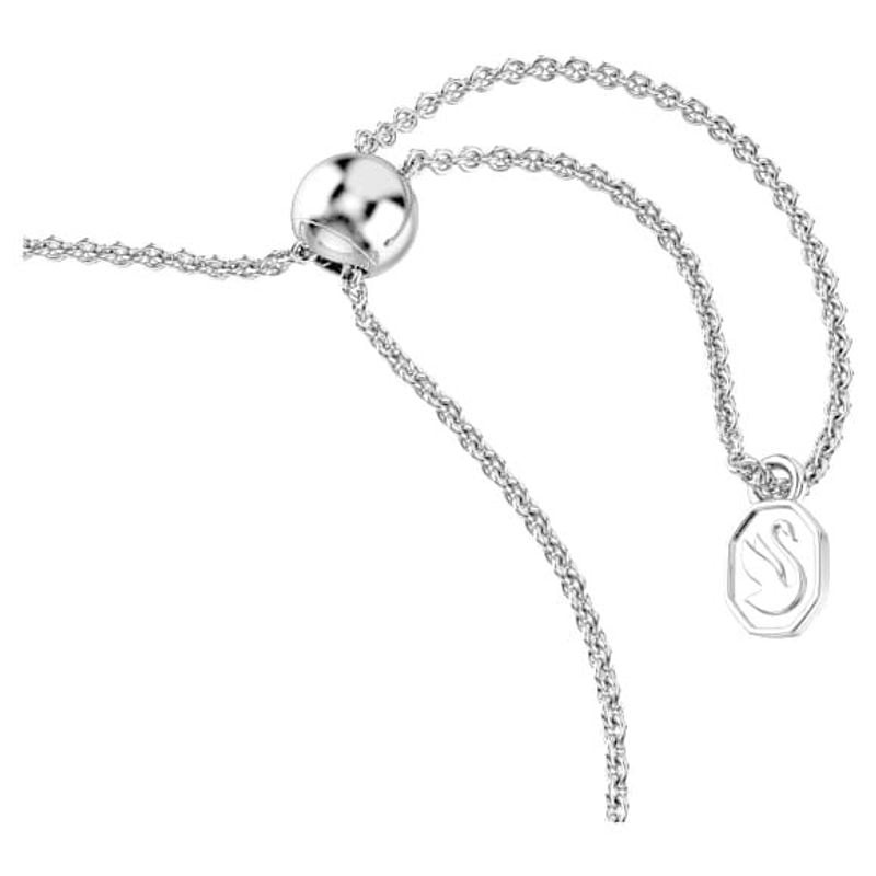 Gros plan sur le fermoir coulissant à bille et la chaîne rhodiée du bracelet Swarovski Idyllia avec 