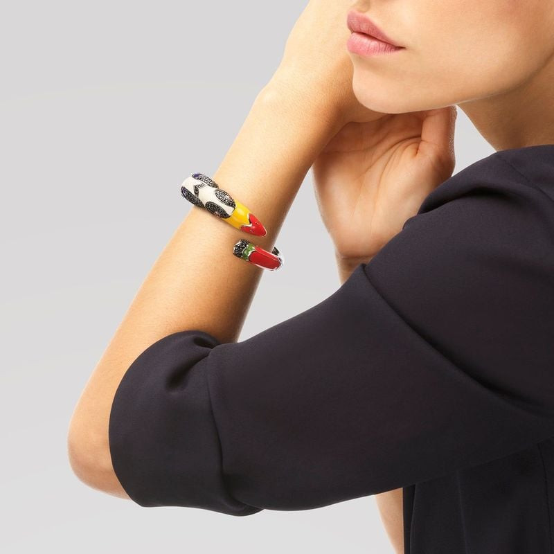 Bracelet Una Storia Jonc Toucan Argent Rhodié porté au poignet, toucan laqué main, style élégant