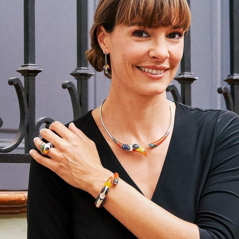 Bracelet Una Storia Jonc Toucan Argent Rhodié porté au poignet, motif toucan laqué main
