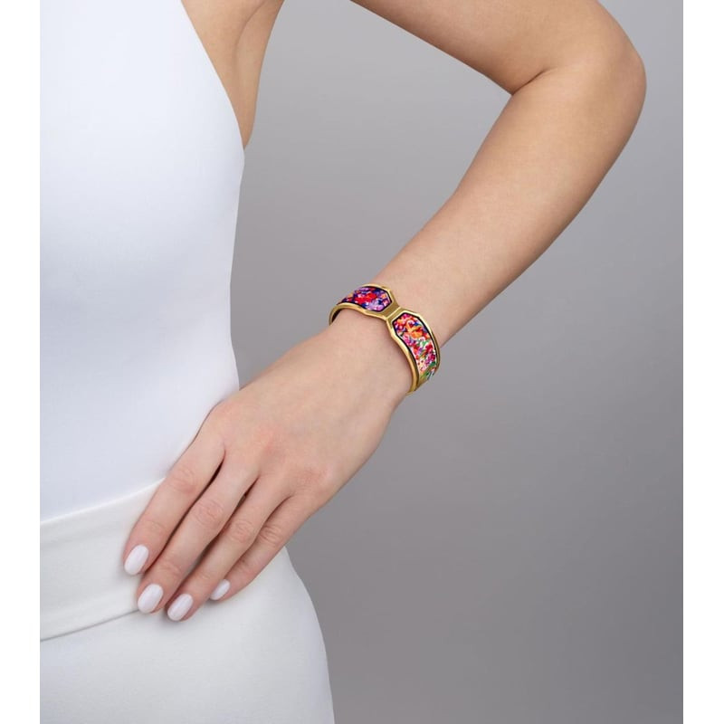 Bracelet jonc FREY WILLE Hommage à Claude Monet doré porté au poignet, émail grand feu inspiré de Mo