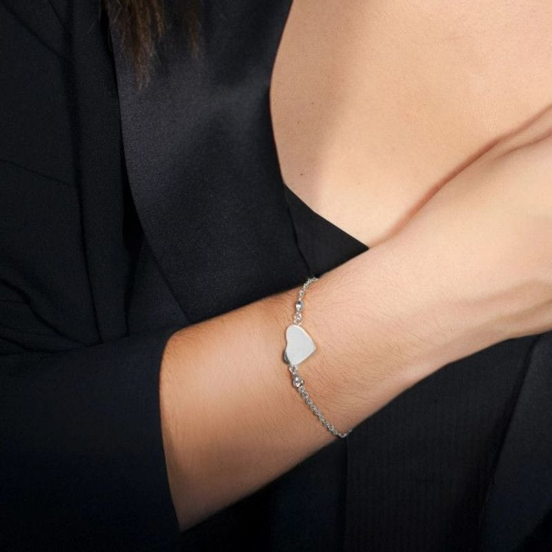Mannequin portant le bracelet Lotus Style Old Money en acier inoxydable au poignet avec un blazer no