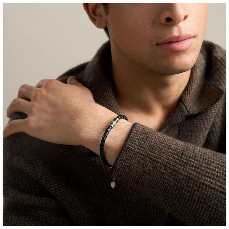 Bracelet tressé FOSSIL Everett cuir noir acier argenté porté au poignet, style urbain et élégant.
